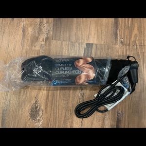 Clippless curling iron never used